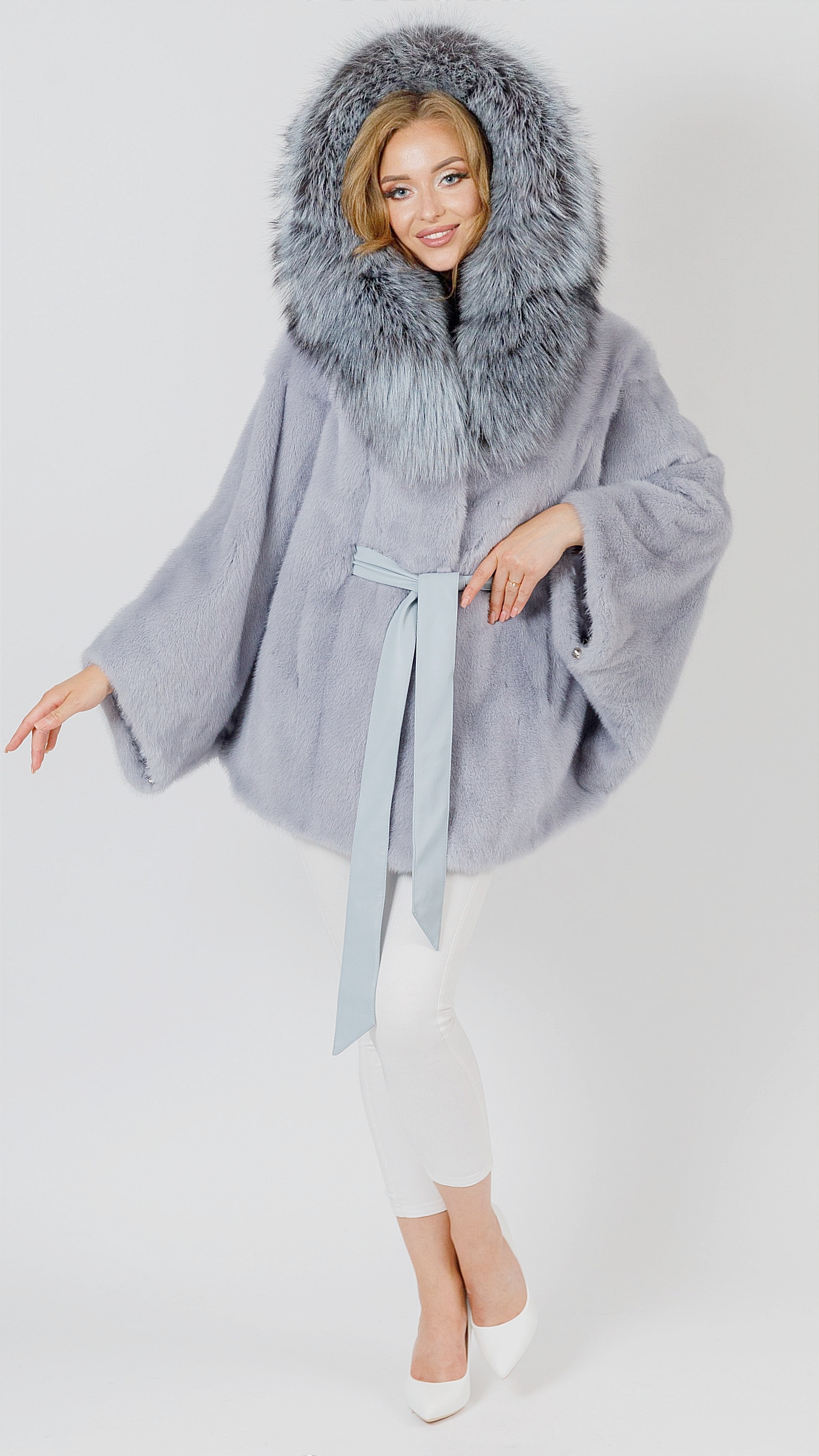 Летучая мышь из норки Pale blue с капюшоном из меха чернобурки