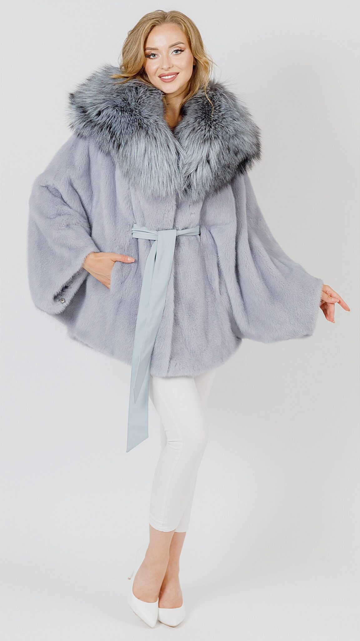 Летучая мышь из норки Pale blue с капюшоном из меха чернобурки купить в ...