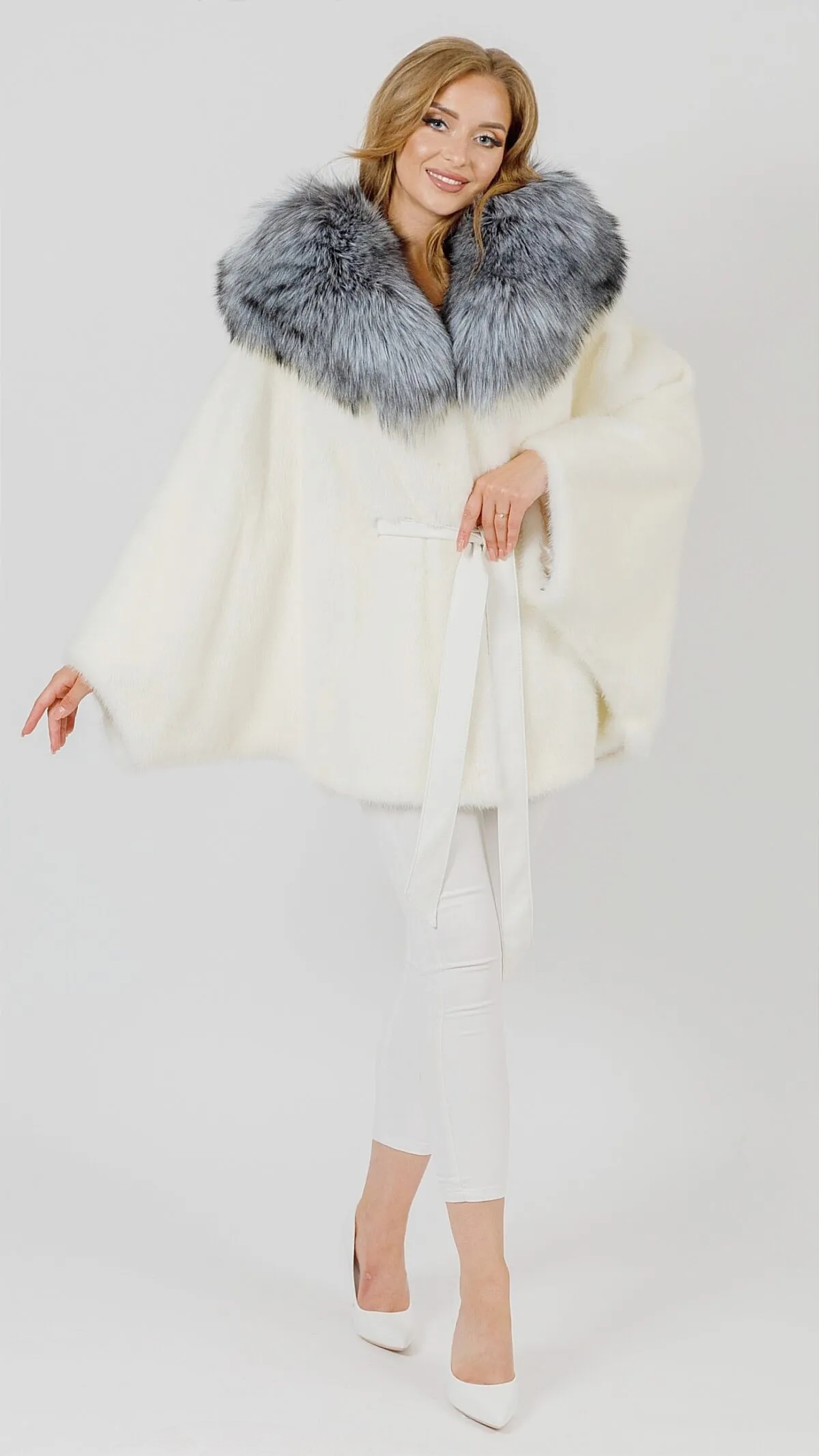 Летучая мышь из норки White с капюшоном из меха чернобурки
