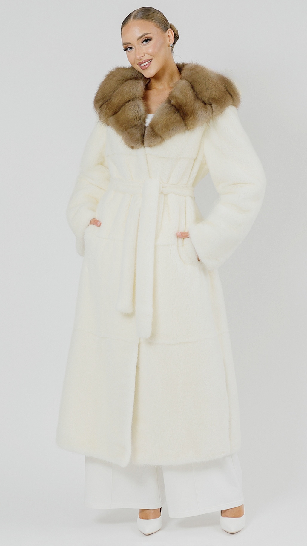 Френч maxi из норки White с капюшоном из меха куницы