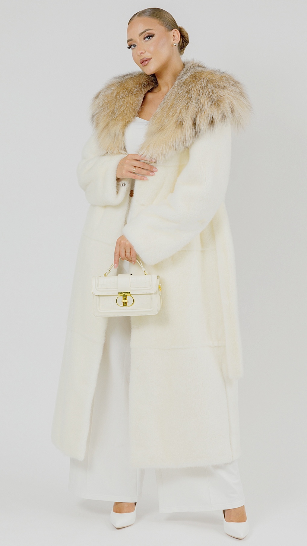 Френч maxi из норки White с капюшоном из меха рыси