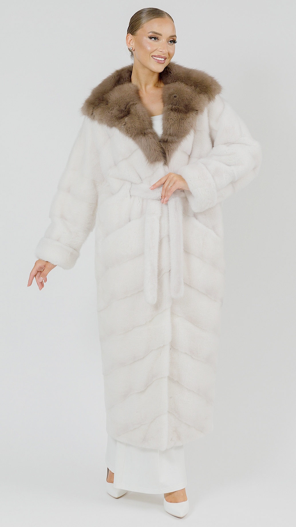 Шуба Casual art из меха норки White с капюшоном из меха куницы